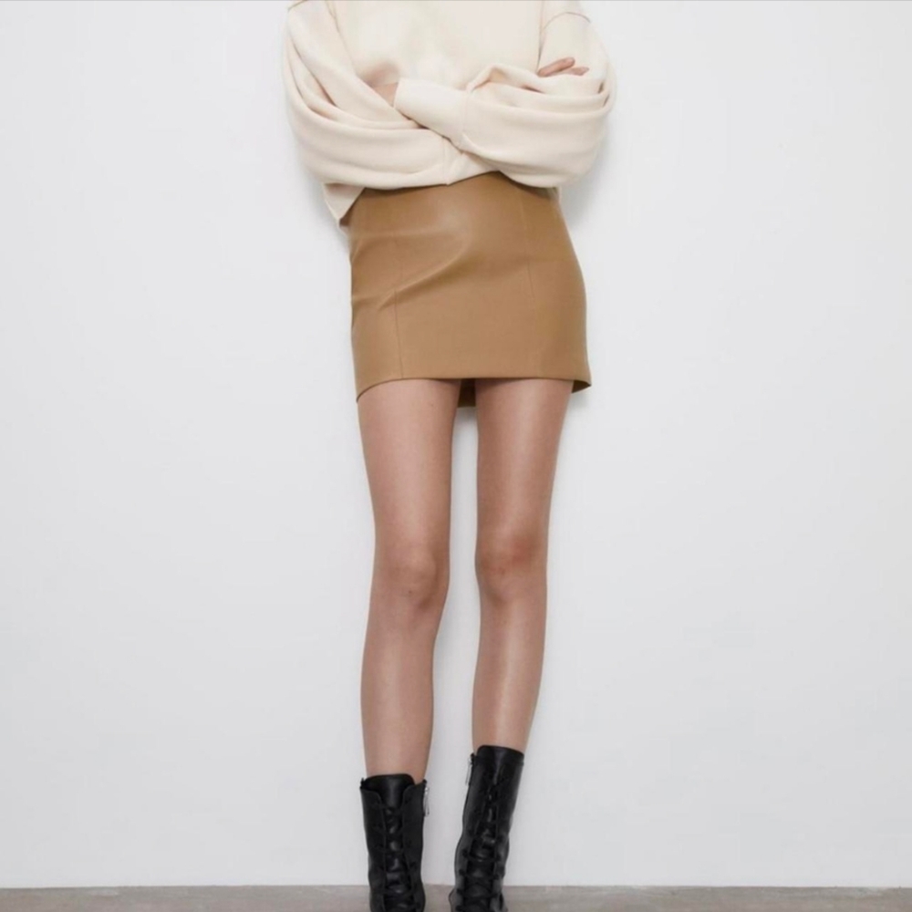 ZARA faux leather, mini skirt, back zipper, tan taupe color, size M (28 Mex)